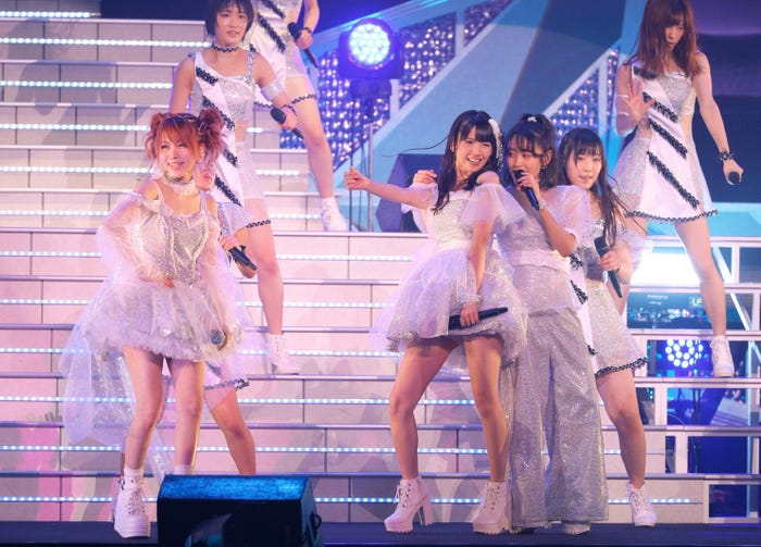 田中れいな、道重さゆみ、高橋愛がステージに登場!(提供写真)