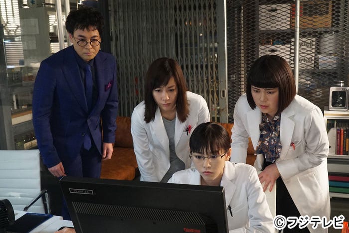 鈴木浩介、水川あさみ、桐谷美玲、ブルゾンちえみ/『人は見た目が100パーセント』第2話より(画像提供:フジテレビ)