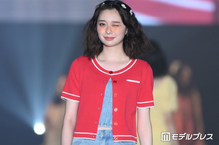 田鍋梨々花、ウィンクにキュン ポップなカジュアルスタイルが可愛い【TGC熊本2024】