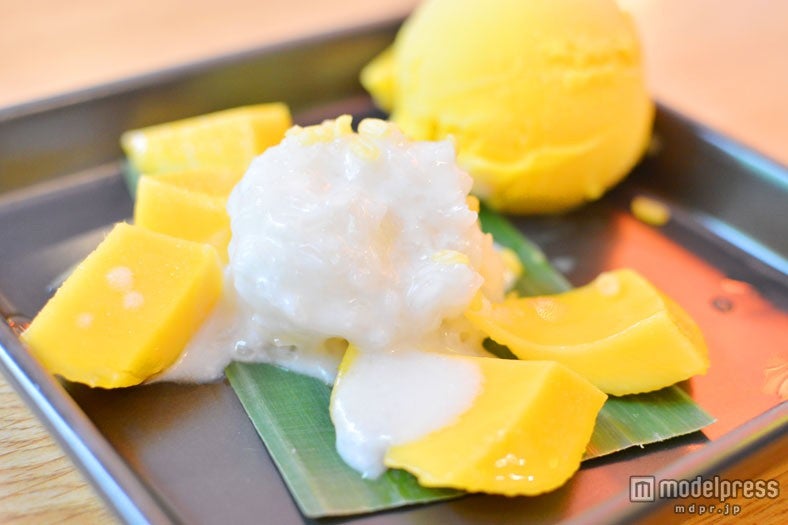 タイ伝統スイーツ、カオニャオマムアンをアレンジした「マンゴタイサンデー」75バーツ