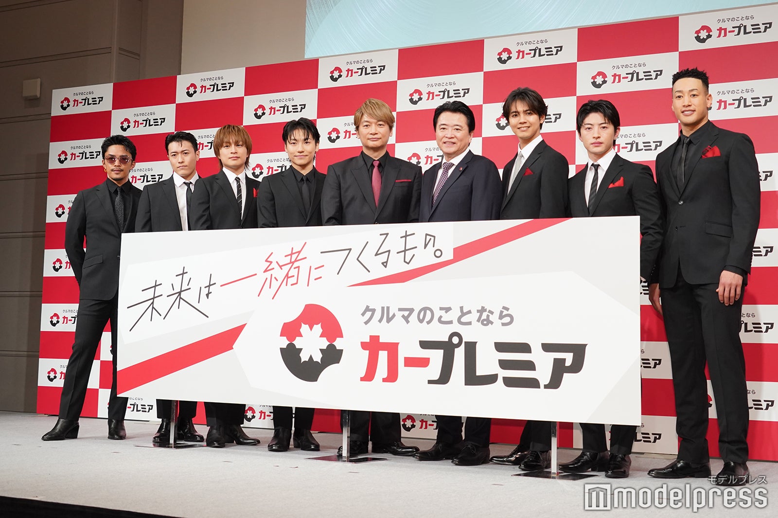 （左から）数原龍友、中務裕太、白濱亜嵐、小森隼、香取慎吾、柴田洋一氏、片寄涼太、佐野玲於、関口メンディー（C）モデルプレス