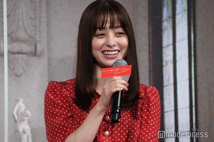 橋本環奈、平野紫耀の不思議発言に笑いを押さえきれず(C)モデルプレス