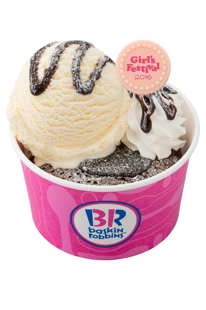 ひなまつりオリジナルのホワイトチョコレートプレートがトッピング