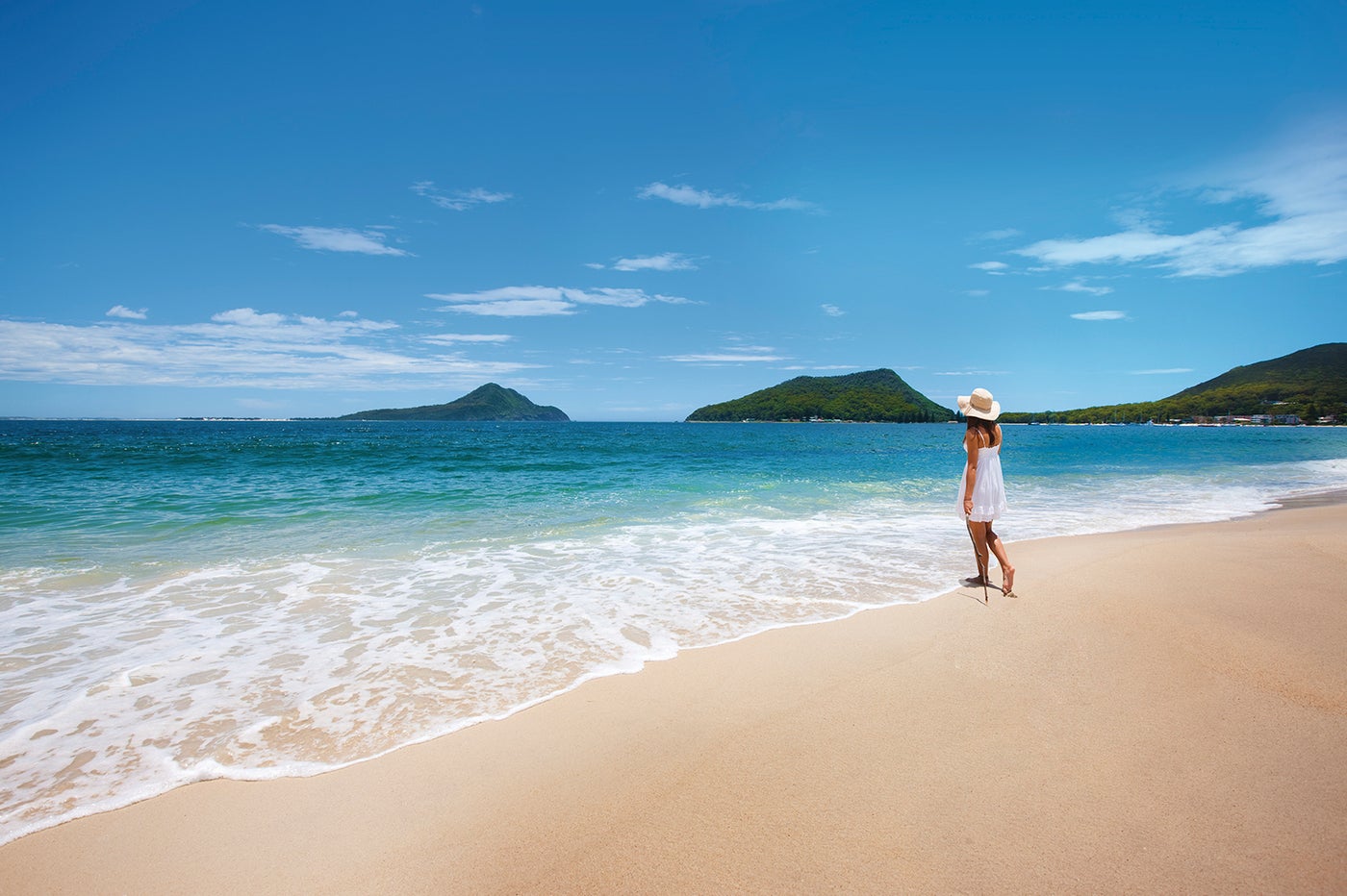 青く澄み渡る海を見ながら砂浜を散策するのもおすすめ／Destination NSW