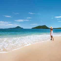 青く澄み渡る海を見ながら砂浜を散策するのもおすすめ/Destination NSW