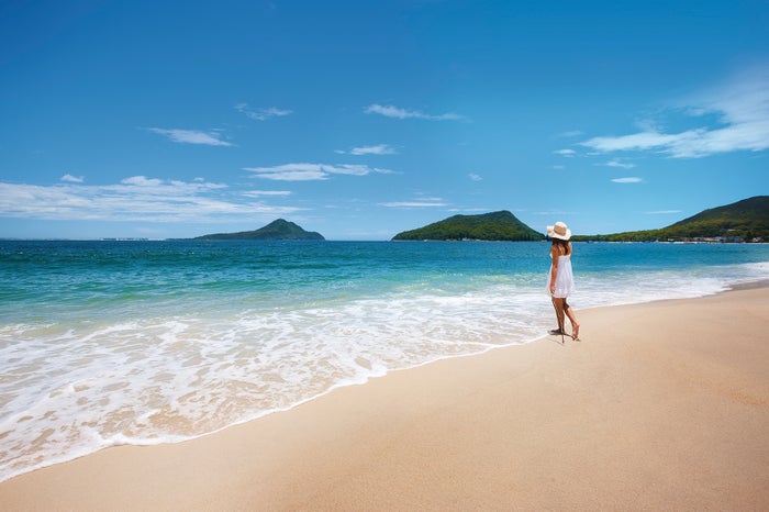 青く澄み渡る海を見ながら砂浜を散策するのもおすすめ/Destination NSW