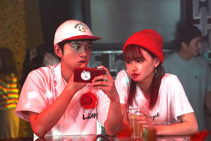 (左から)北村匠海、山本舞香(C)2020イーピャオ・小山ゆうじろう/集英社・映画「とんかつDJアゲ太郎」製作委員会