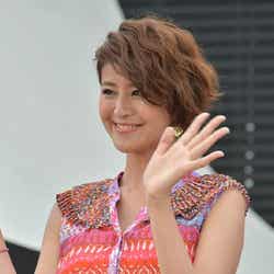 観客に手を振る鈴木ちなみ