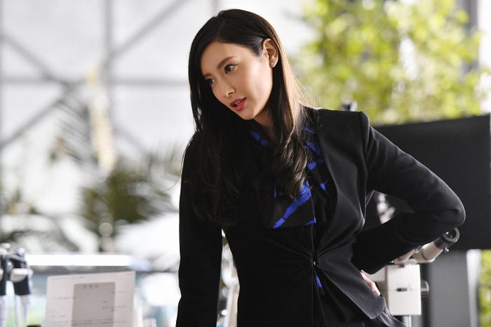 菜々緒/「インハンド」第1話より(C)TBS