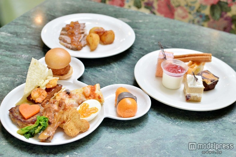 2つのパーク（TDL＆TDS）の人気メニューや、かつてのメニューをモチーフにした復刻メニューなどが集結／「クリスタルパレス・レストラン」