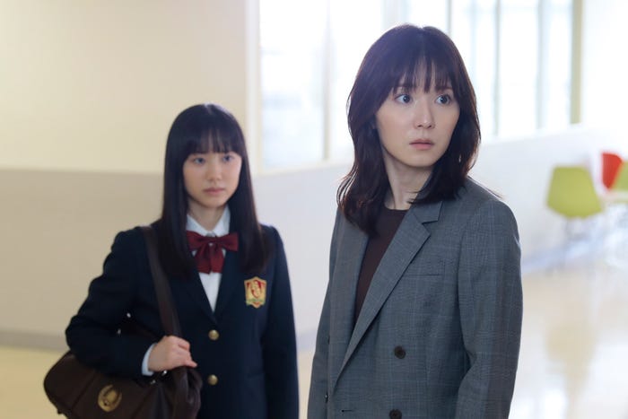 芦田愛菜、松岡茉優「最高の教師 1年後、私は生徒に■された」第1話より(C)日本テレビ