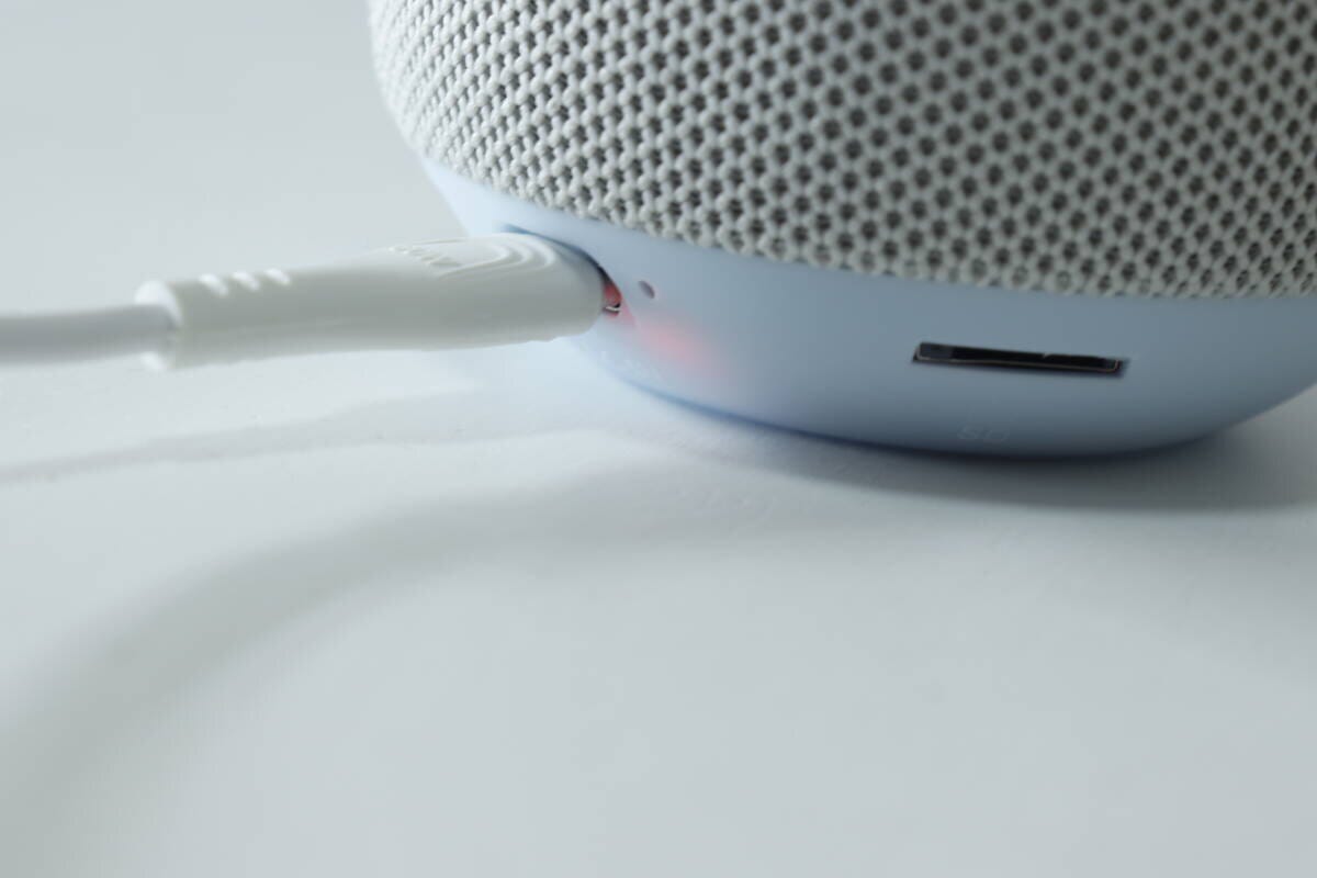 スピーカーにType-Cケーブルを挿し充電中の赤いランプ