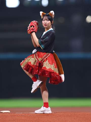 「見つかってしまった」きつね耳＆尻尾姿でエスコン降臨の美女に騒然 ノーバンならずも赤スカートなびかせ可憐投球＆一礼「ガチで素晴らしい」