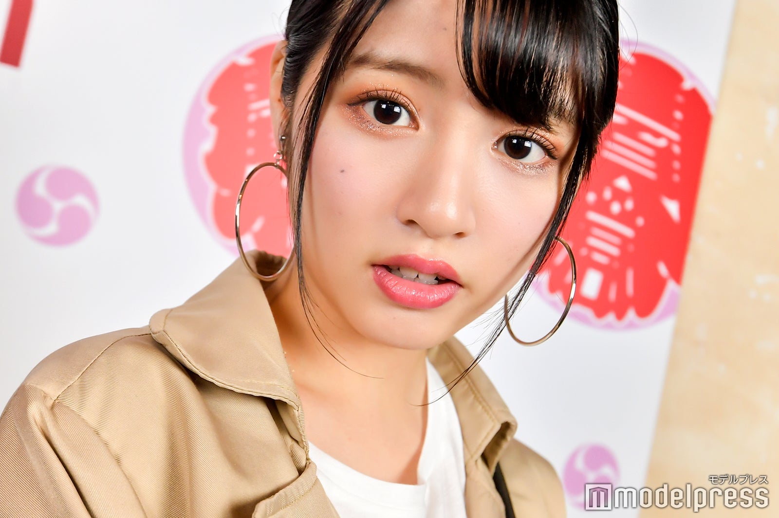 メイクはブラウンシャドウ×大粒ラメがポイント（C）モデルプレス