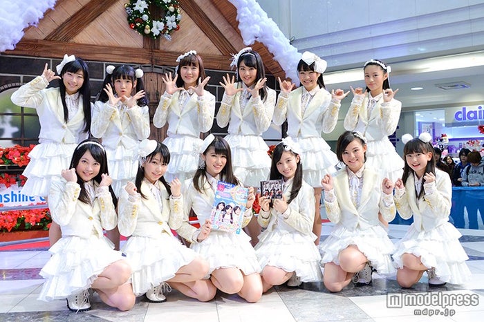 Rev.from DVL(前列左から)鷲尾美紀、今井瞳、秋山美穂、橋本環奈、四宮なぎさ、橋本幸奈(後列左から)古澤早希、高橋菜々美、西岡優菜、神谷帆南、力石奈波、藤本麗依菜