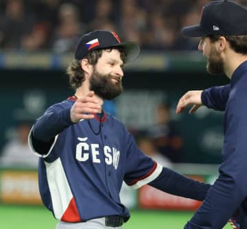 さわやかチェコ サトリアが大歓声に涙 宮城＆高橋と抱き合う→ベンチに戻る際に大歓声を存分に味わう