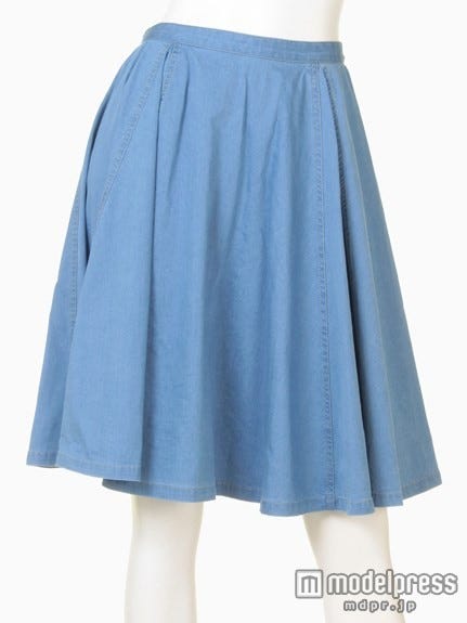 ミディアム丈デニムフレアスカート「JILL by JILLSTUART」10,476円(税込)
