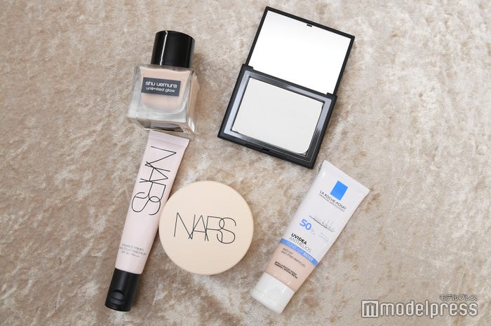 ベース(左上から時計回りに)shu uemura アンリミテッド グロー フルイド、NARS ライトリフレクティングセッティングパウダー プレスト N、ラロッシュポゼ UVイデア XL プロテクショントーンアップ ローズ、NARS ピュアラディアントプロテクション アクアティックグロー クッションファンデーション、NARS ラディアンスプライマー (C)モデルプレス