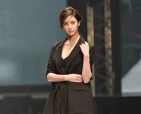 菜々緒、圧巻美脚&ざっくり胸元で視線独占<東京ランウェイ 2015 S/S>
