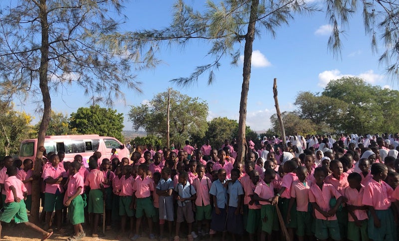 ケニアの子どもたちとラブワゴン（提供画像）