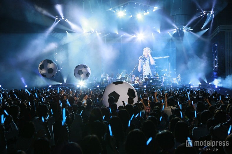 ライブパフォーマンスをしたウカスカジー