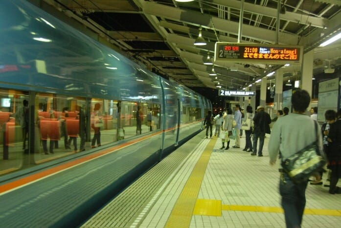 新木場駅に停車中の小田急ロマンスカーMSE