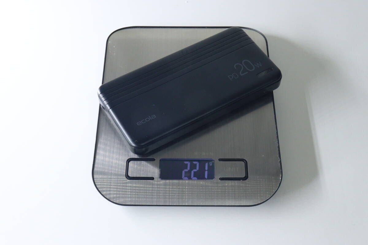 モバイルバッテリーをキッチンスケールに乗せ221gと表示