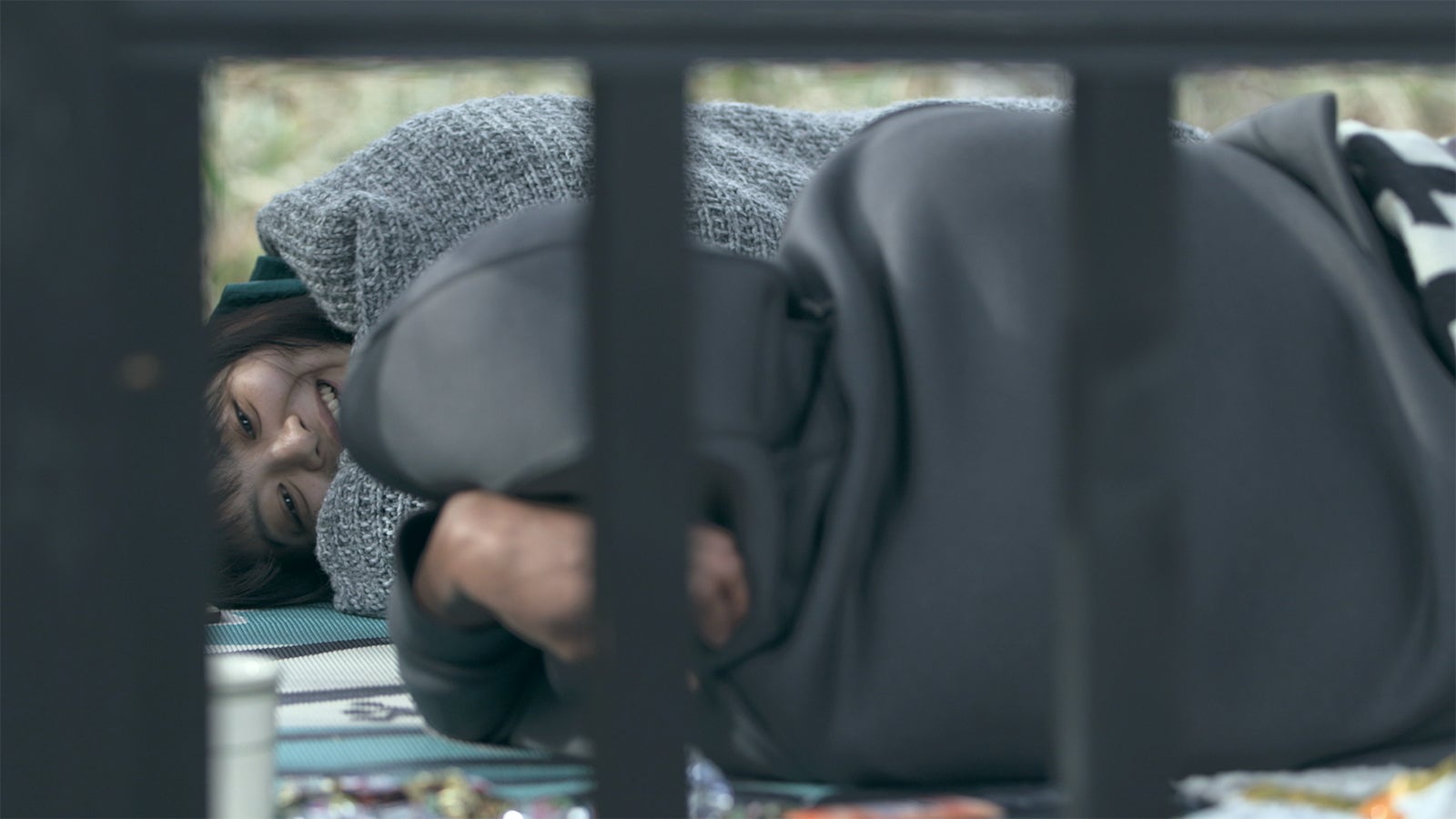 東屋でラブラブする優衣、愛大「TERRACE HOUSE OPENING NEW DOORS」46th WEEK（C）フジテレビ／イースト・エンタテインメント