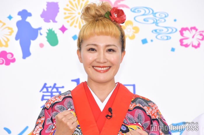 丸山桂里奈 琉装姿を披露 東京出身も沖縄の 空気になじむ モデルプレス