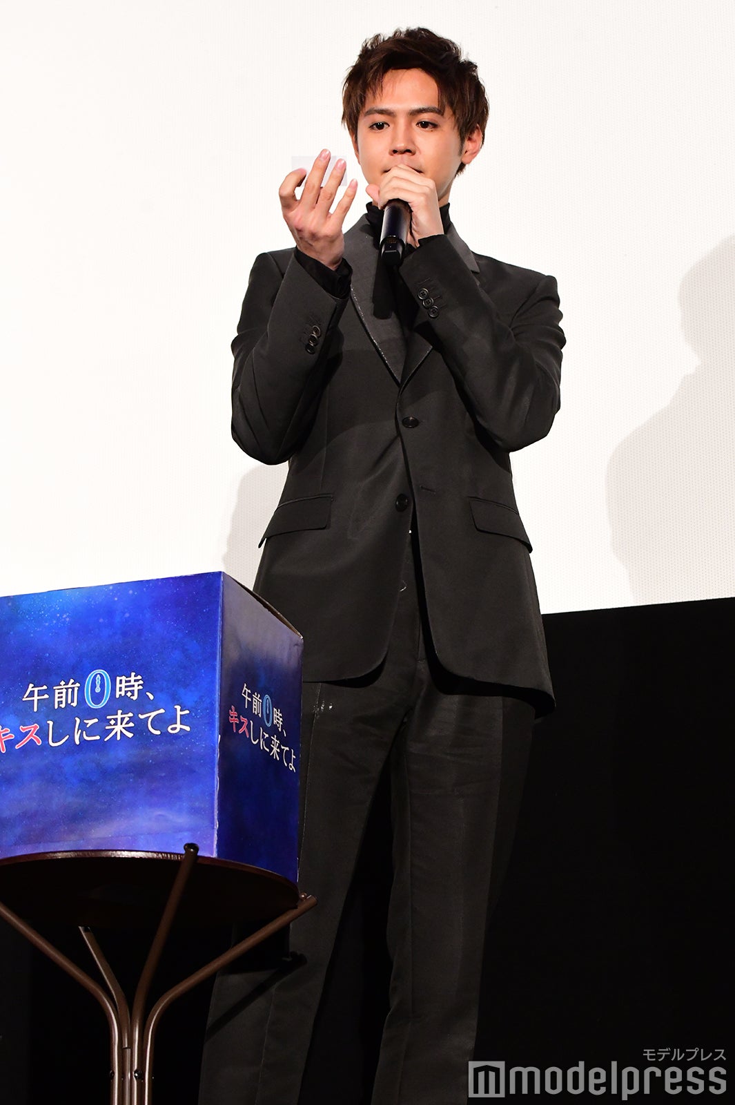 くじ引きを引く片寄涼太 （C）モデルプレス