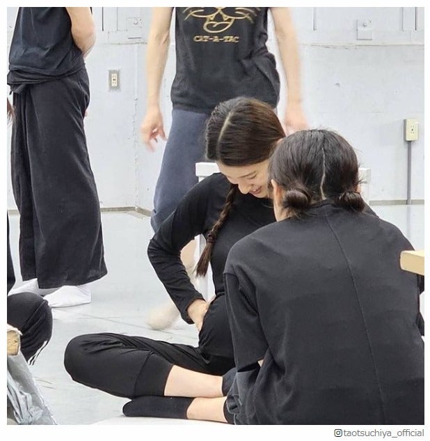 ふっくらお腹を見つめる土屋太鳳／土屋太鳳Instagramより