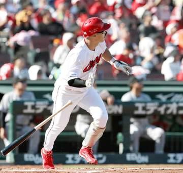 広島・中村奨成 初球先頭打者弾 また同郷・竹丸撃ち「1球で仕留められた」安仁屋氏ゲキに応えた「結果を出さないと来年もない」