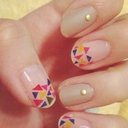 爪先に 三角 をプラス 大人可愛い三角ネイルデザイン モデルプレス