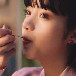 モデルプレス - 池田エライザが可愛すぎる“とろけると弁”連発!至福な表情の動画公開