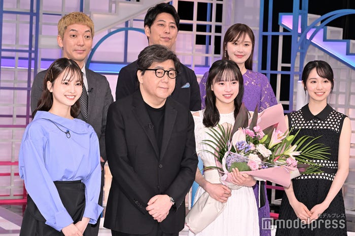 (上段左から)嶋佐和也、屋敷裕政、高山一実(下段左から)飯沼愛、秋元康氏、大和奈央、幸澤沙良(C)モデルプレス