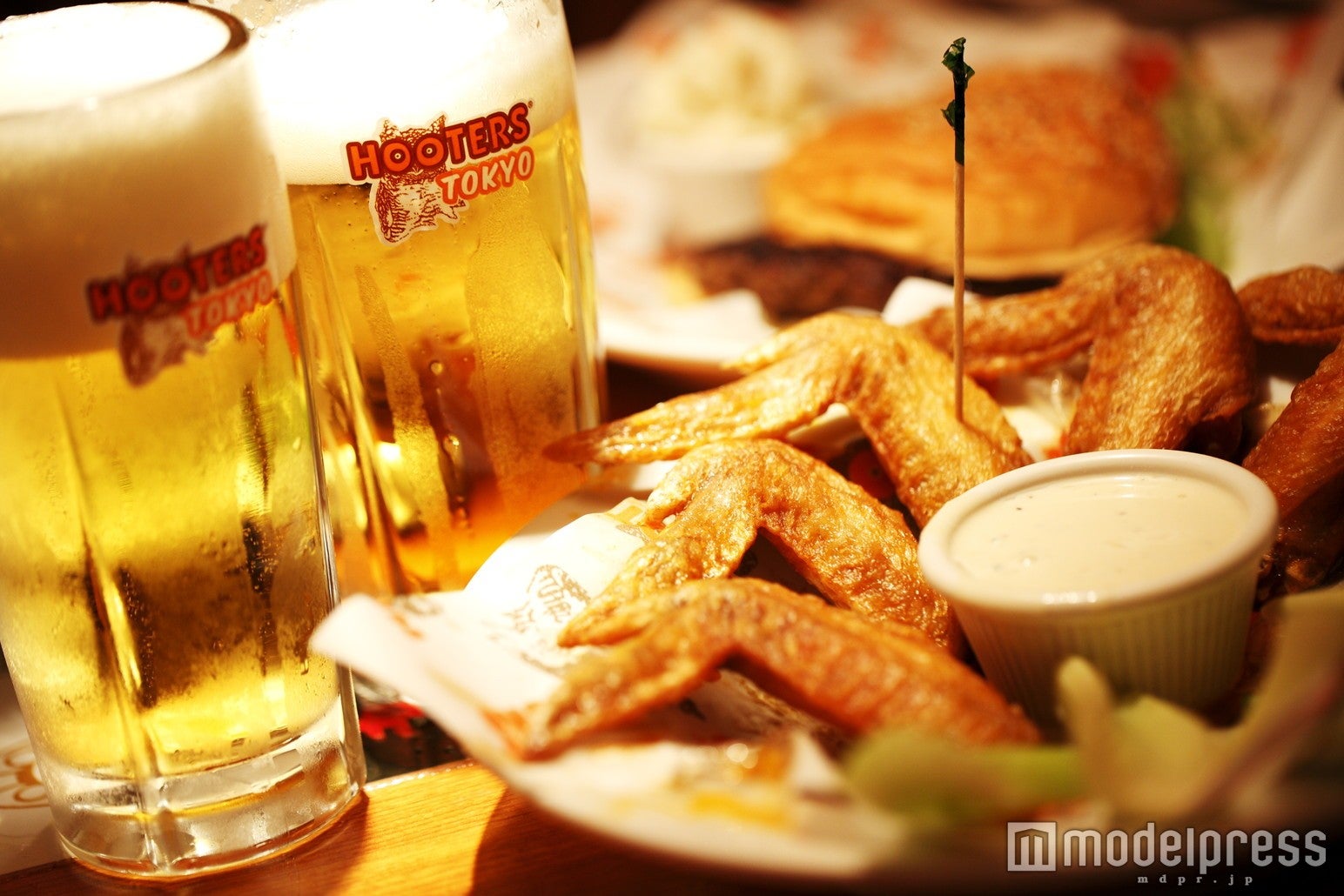 アメリカンフードとドリンクを思う存分楽しめる／画像提供：エッチジェー