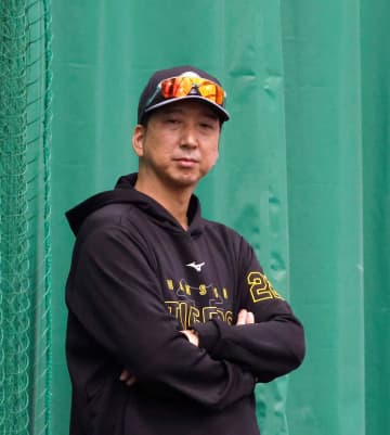 阪神・藤川監督 キャンプ2日目に異例の電撃2軍視察 具志川到着後平田2軍監督と言葉を交わす