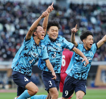 高校サッカー 徳島市立 4発！開幕星 河野監督の笑みこぼれる「まさか2点目、3点目が取れるとは」