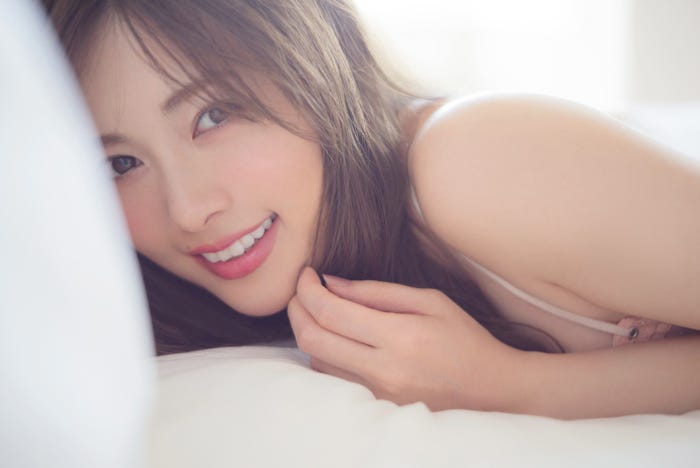 白石麻衣2ndソロ写真集『パスポート』(2月7日発売)/画像提供:講談社