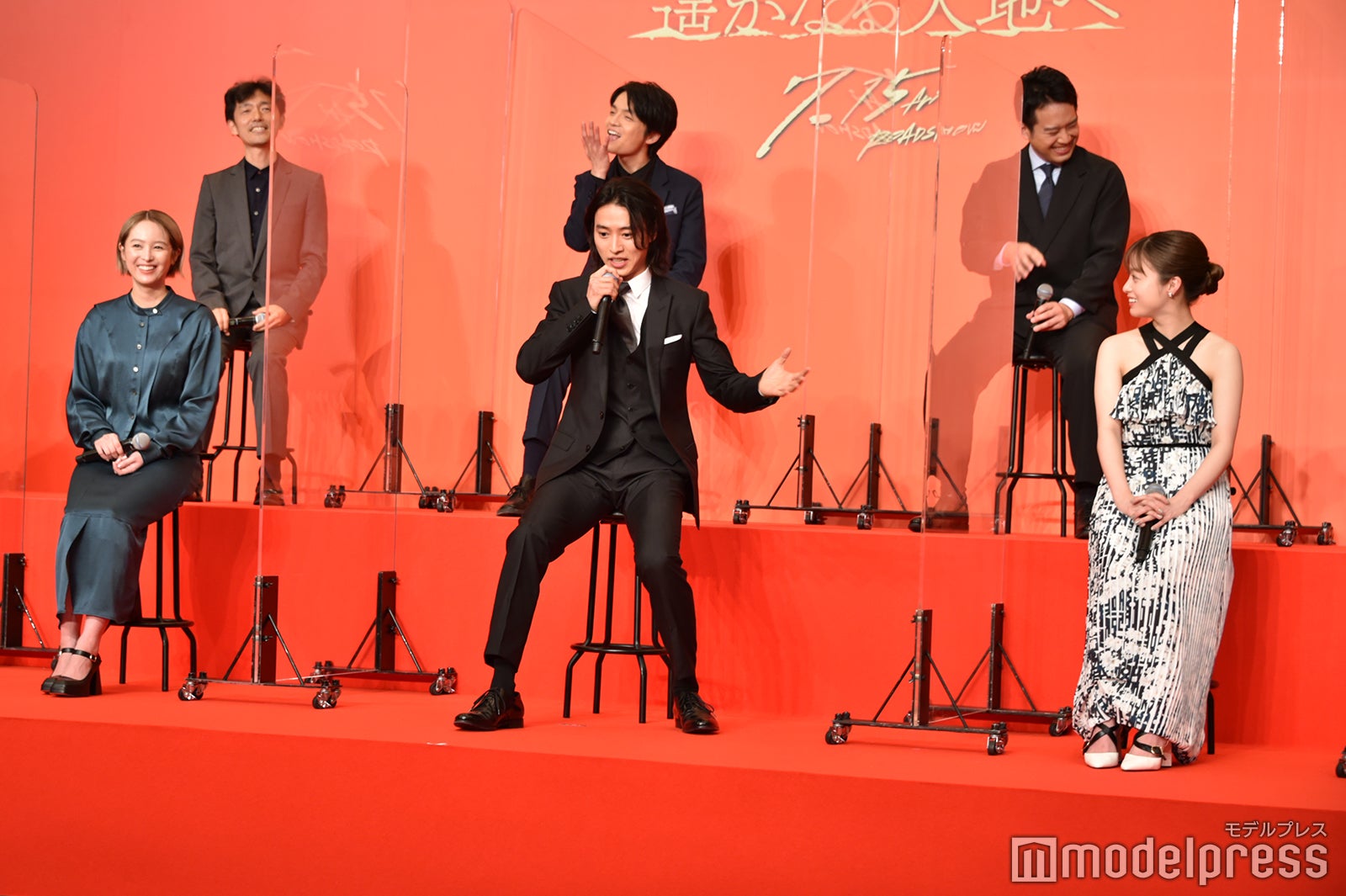 身振り手振りを使って説明する山崎賢人 （C）モデルプレス