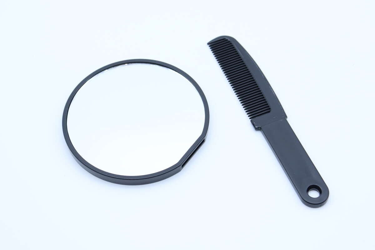 ダイソーの分解した櫛付きハンドミラー（ラウンド）