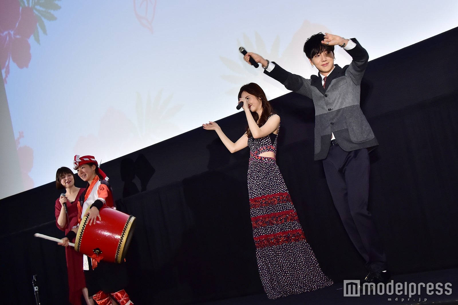 カチャーシーを踊る佐々木希＆イェソン （C）モデルプレス