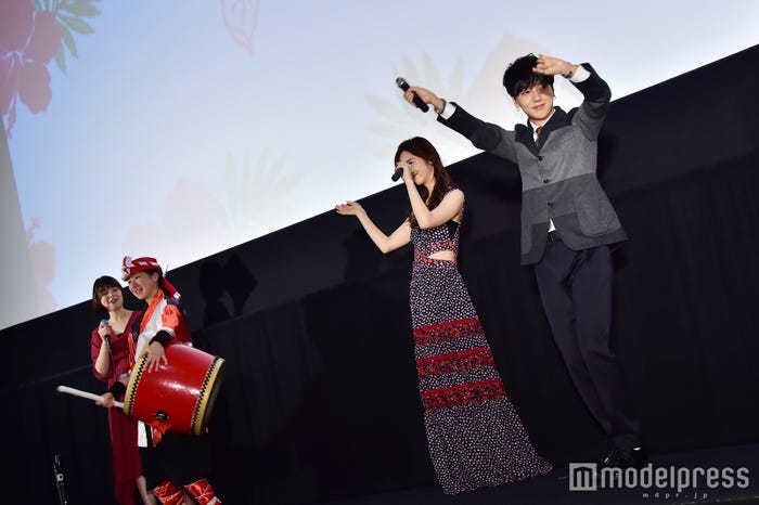 カチャーシーを踊る佐々木希&イェソン (C)モデルプレス