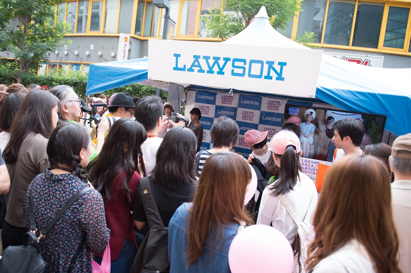ローソンブースには多くの人だかりが