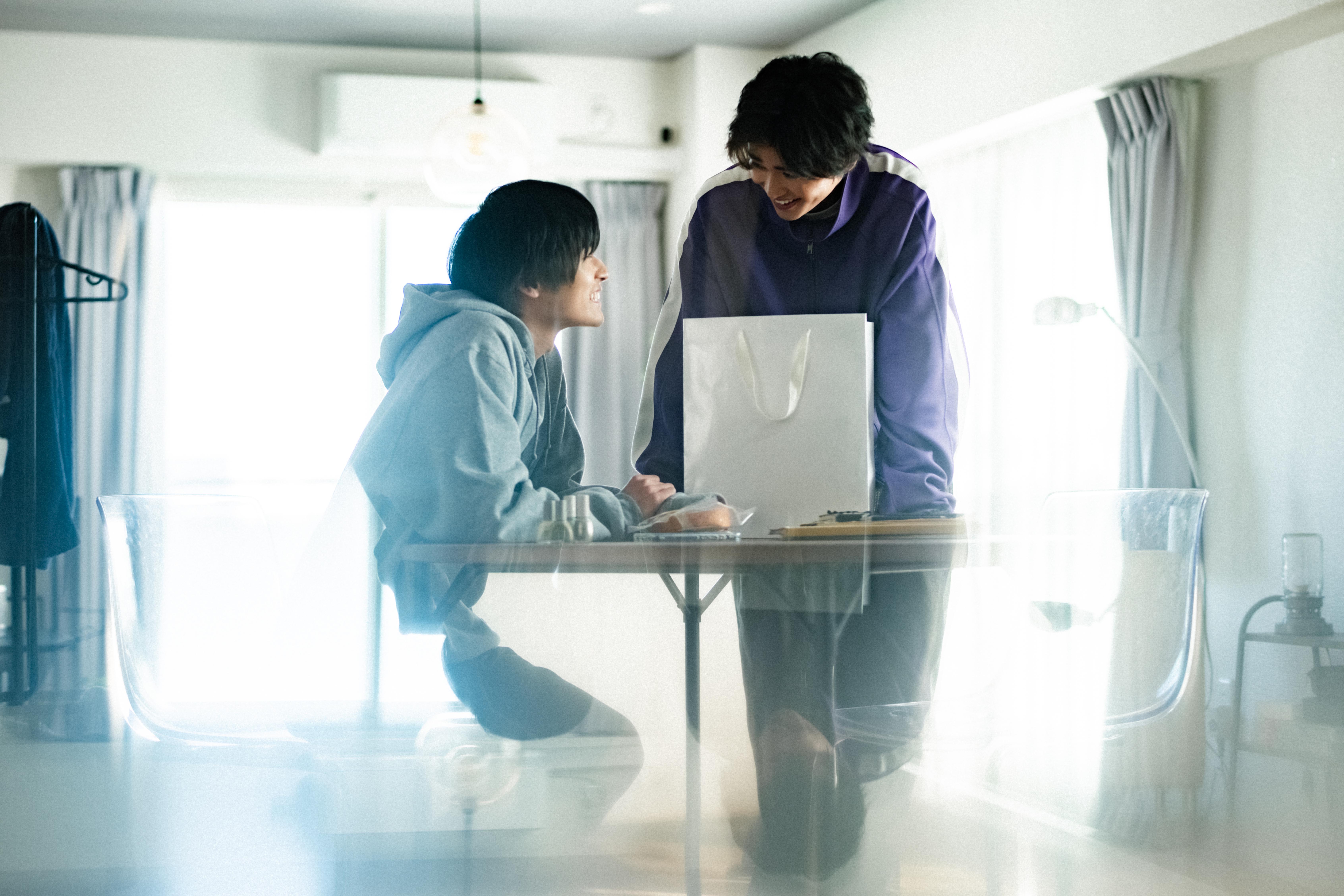 伊藤絃、西垣匠（C）「失恋カルタ」製作委員会・MBS