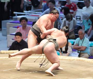 “史上最強の新弟子”旭富士が無傷24連勝、歴代3位タイ 20歳ホープを一蹴【大相撲】