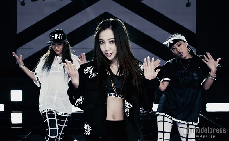 板野友美の悩殺“ギミギミダンス”に虜 5変化でSEXYへそ出しも 