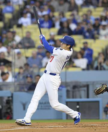 大谷翔平が勝ち越しの右前適時打！見逃せばボール球をフルスイング→一、二塁間をぶち抜く 悪い流れを止める一打に本拠地大歓声 激走ロハスに一塁から拍手