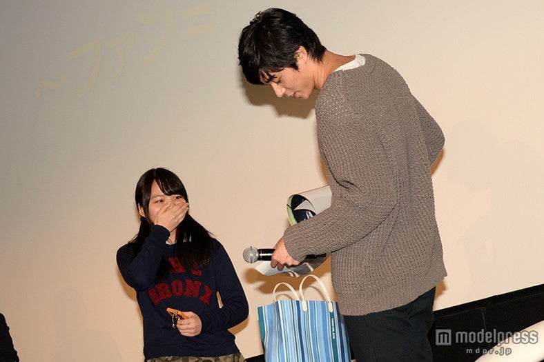 サプライズゲストとして登場した東出昌大（右）