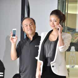 「iPhone 5」の発売セレモニーに登場した(左から)孫正義代表、上戸彩